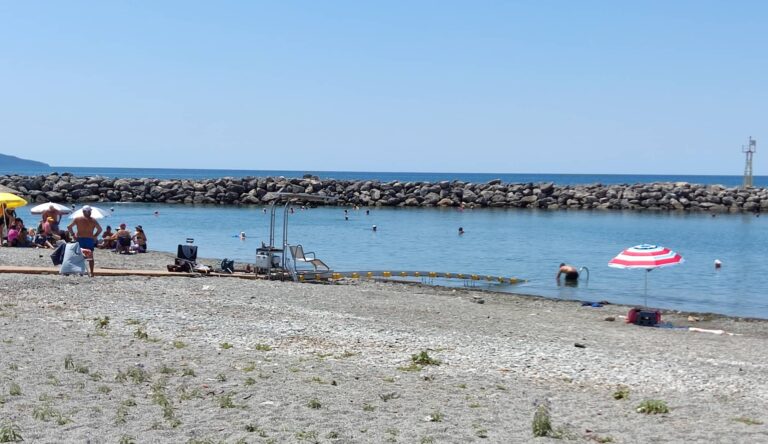 Καλαμάτα:  Προσβάσιμη σε ΑμεΑ η παραλία στον Κορδία – Τοποθετήθηκε SEATRACK