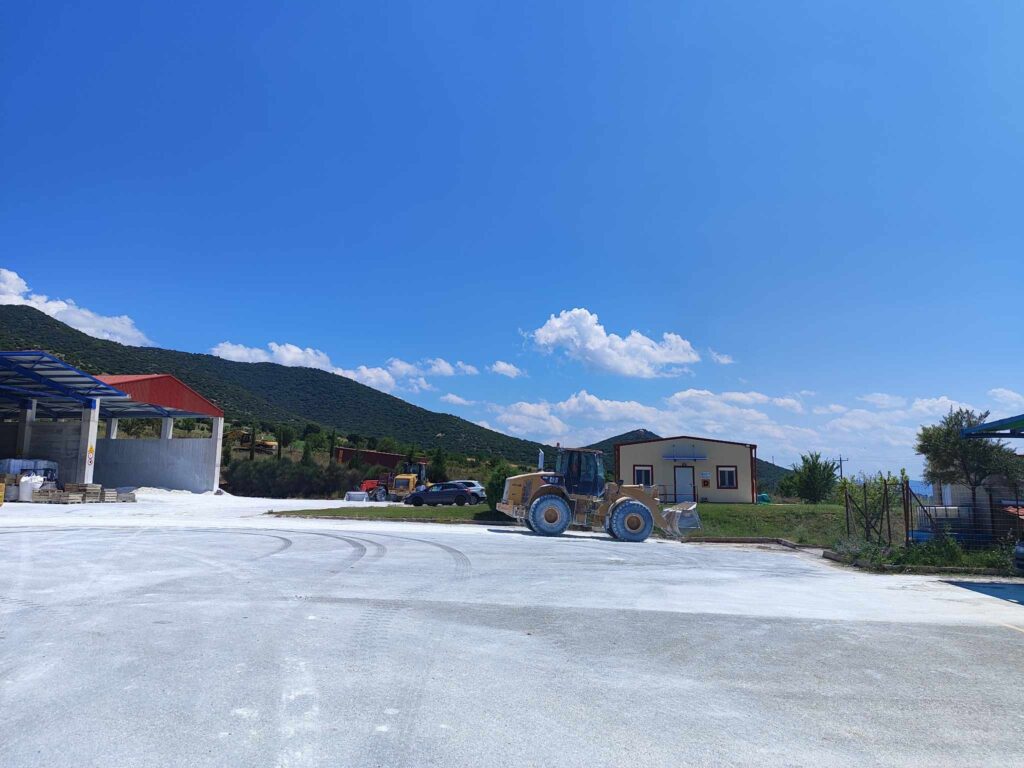 Λεύκαρα Σερβίων: Η κάμερα της ΕΡΤ στο εργοστάσιο επεξεργασίας του μεταλλεύματος Χουντίτη – Υδρομαγνησίτη