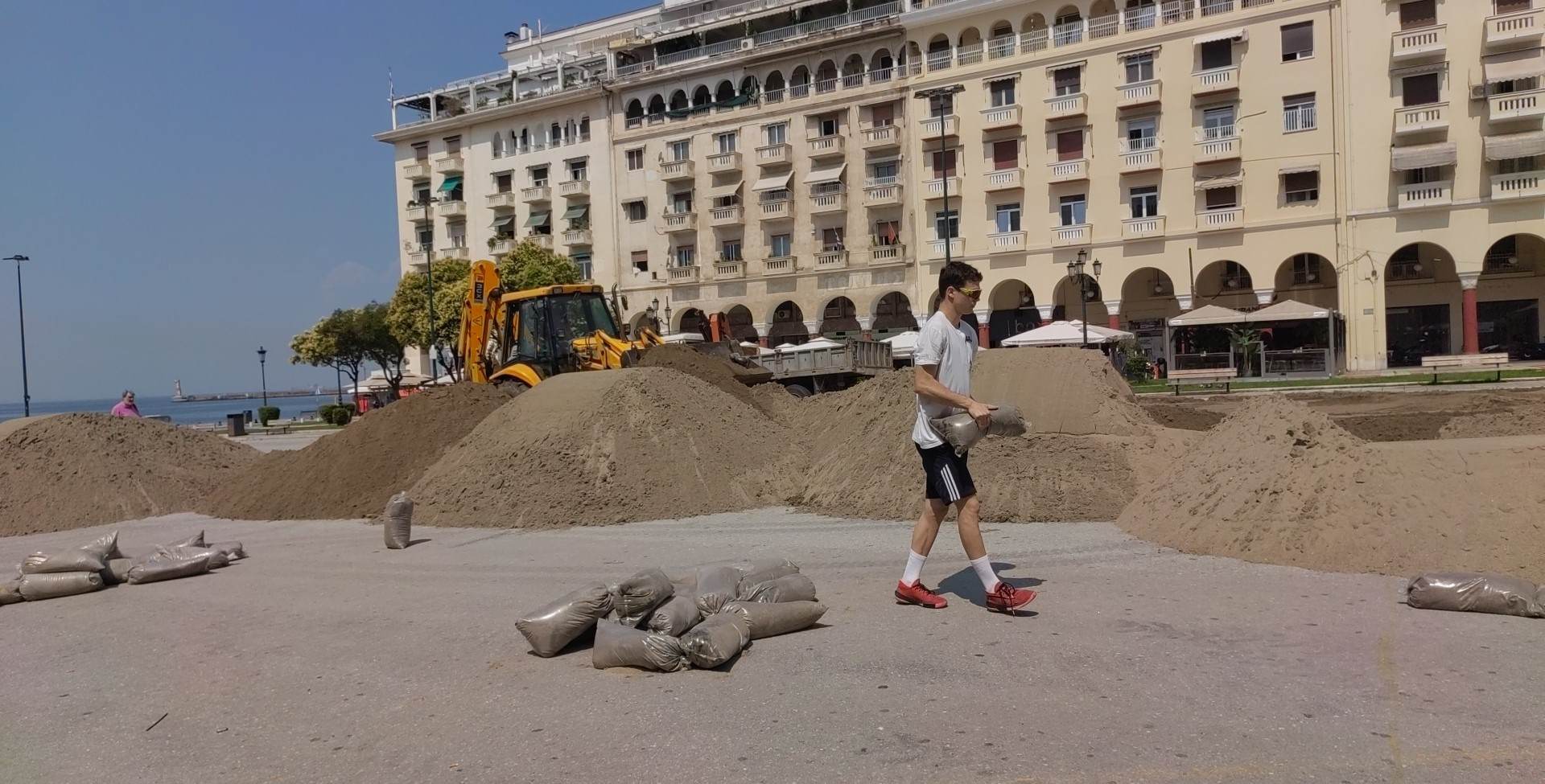 Η πλατεία Αριστοτέλους μετατρέπεται… σε παραλία για το 1ο Metropolis Beach Soccer Tournament!