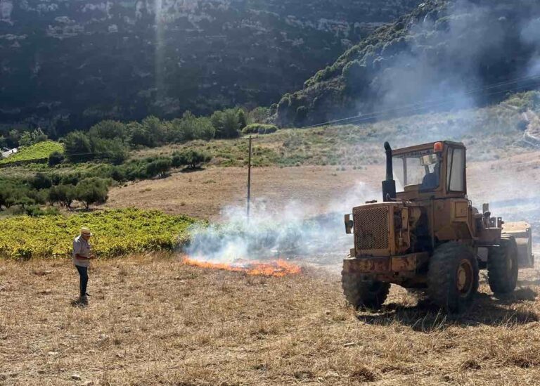 Ηράκλειο: Πρόλαβαν την πυρκαγιά στις Αρχάνες πριν επεκταθεί (βίντεο)
