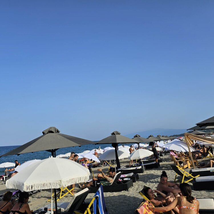 Άδειασε η Λάρισα λόγω καύσωνα – Το αδιαχώρητο στην παραλία του Αγιόκαμπου