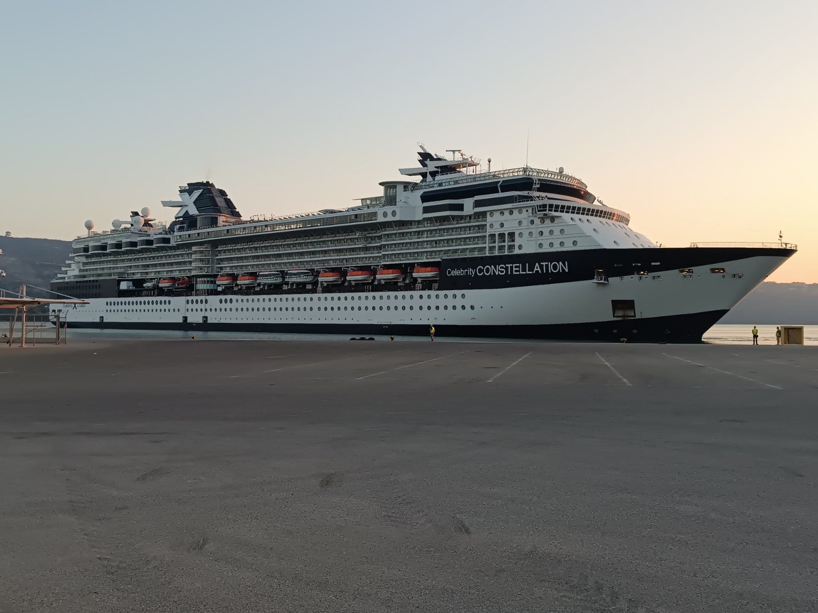 Στο λιμάνι της Σούδας το κρουαζιερόπλοιο “Celebrity Constellation” – “Απογειώνεται” η κρουαζιέρα στα Χανιά