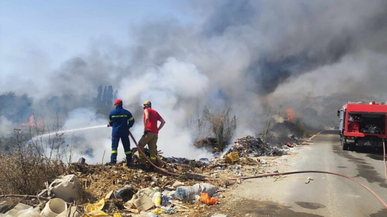 Άρτα: Φωτιά τώρα στην περιοχή Καλαμιά σε κτήμα με μπάζα και σκουπίδια – Επί ποδός η πυροσβεστική (video/photos)