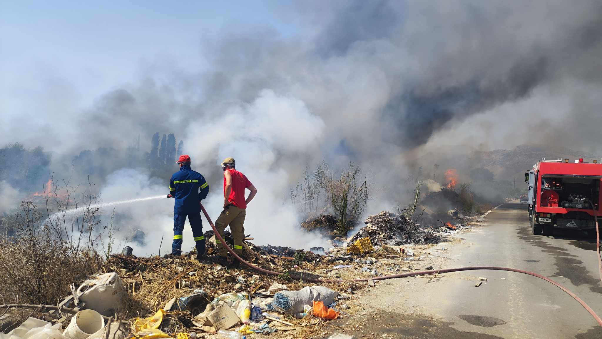 Άρτα: Φωτιά τώρα στην περιοχή Καλαμιά σε κτήμα με μπάζα και σκουπίδια – Επί ποδός η πυροσβεστική ( video/photos)