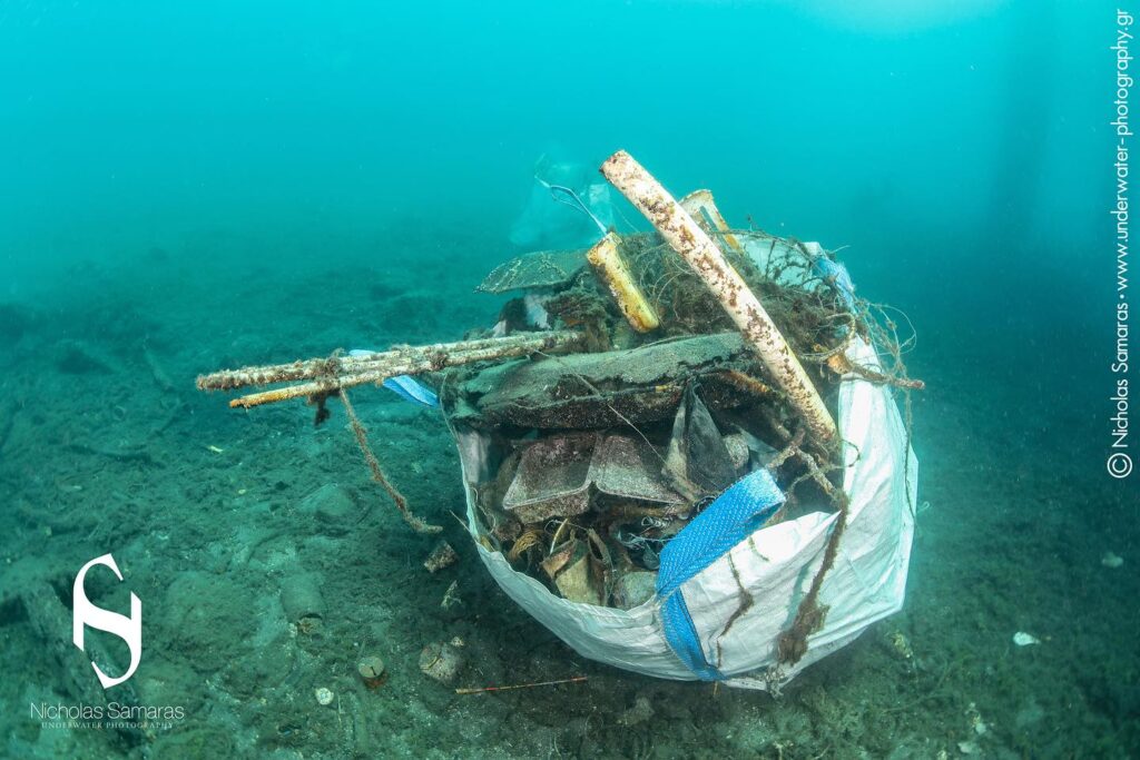 Χαλκιδική: Επτά τόνοι απορριμμάτων ανασύρθηκαν από τον βυθό του Πόρτο Κουφό