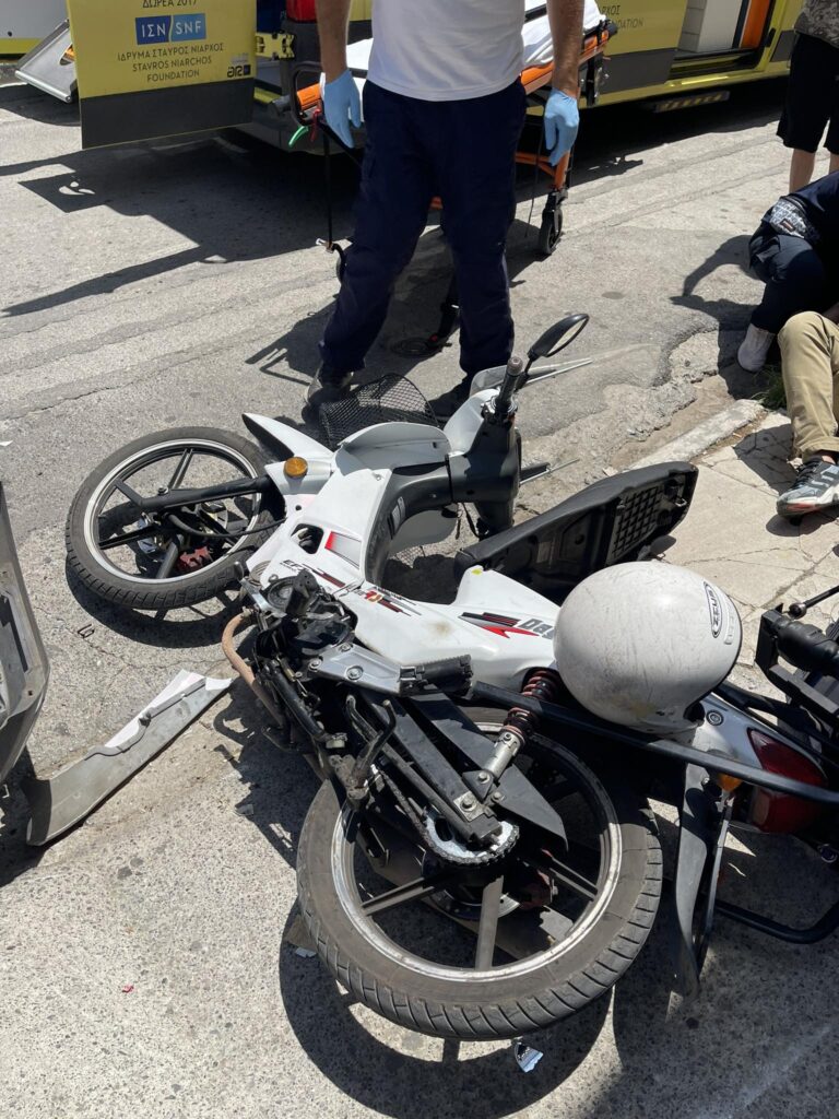 Καλαμάτα: Σοβαρός τραυματισμός οδηγού μηχανής στο κέντρο της πόλης (φωτογραφίες)