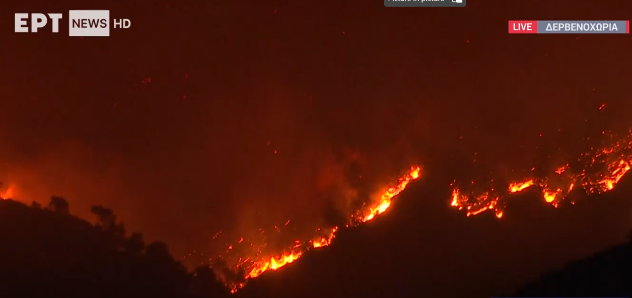 Δερβενοχώρια: Τεράστιο μέτωπο φωτιάς με κατεύθυνση προς την Μάνδρα Αττικής (βίντεο)