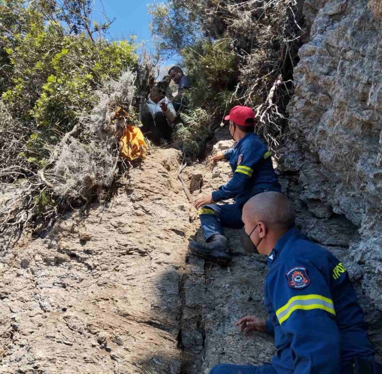 Λέσβος: Διάσωση μεταναστών σε απόκρημνη ακτή του Πλωμαρίου (εικόνες)