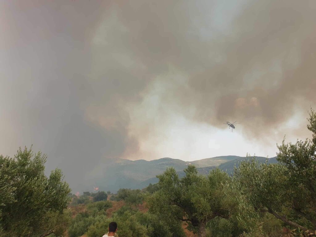 Λακωνία: Μαίνεται ανεξέλεγκτη η μεγάλη πυρκαγιά στην περιοχή Πυρί Σπάρτης (φωτό-βίντεο)