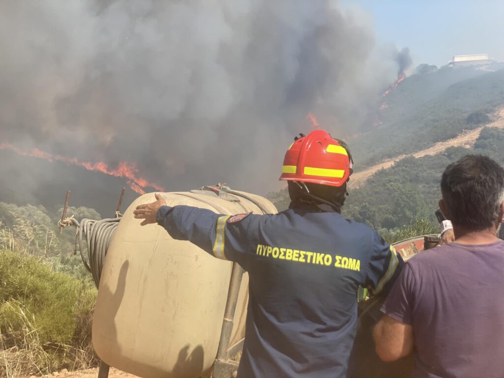 Λακωνία: Σε ύφεση η πυρκαγιά – Ανησυχία για αναζωπυρώσεις τις μεσημβρινές ώρες (photos)