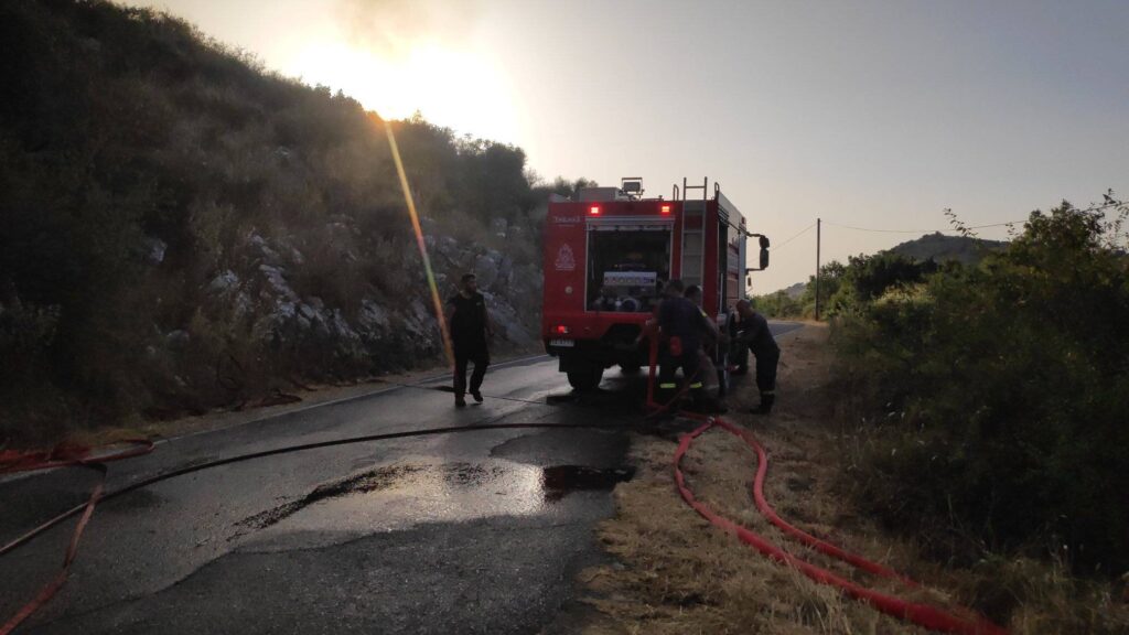 Κέρκυρα: Μάχη για να μην πλησιάσουν οι φλόγες τους οικισμούς Σάντα και Μέγκουλα – Ενισχύονται οι επίγειες δυνάμεις