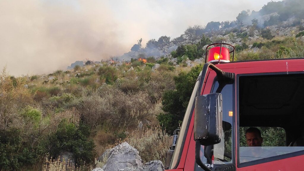 Κέρκυρα: Μάχη για να μην πλησιάσουν οι φλόγες τους οικισμούς Σάντα και Μέγκουλα – Ενισχύονται οι επίγειες δυνάμεις