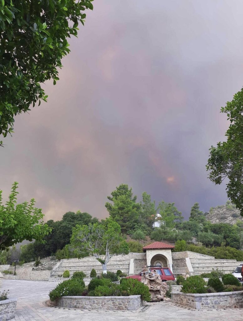 Τρία μέτωπα στη Ρόδο: Νέο 112 για Ασκληπιείο και Κιοτάρι, εκκενώνονται ξενοδοχεία – Εγκλωβισμένοι πυροσβέστες στη Μονή Υψενής