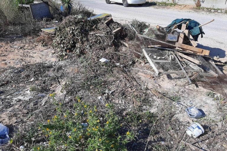 Aρκετοί για να ζημιώνουν τον τόπο οι «δημιουργοί» σκουπιδότοπων – Οδοιπορικό της ΕΡΤ στον Σταυρό Ακρωτηρίου