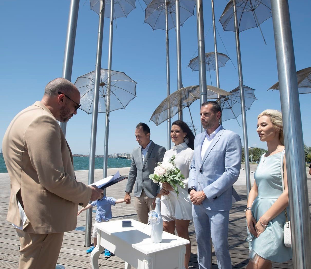 Θεσσαλονίκη: Ζευγάρι ενώθηκε με τα δεσμά του γάμου στις Ομπρέλες