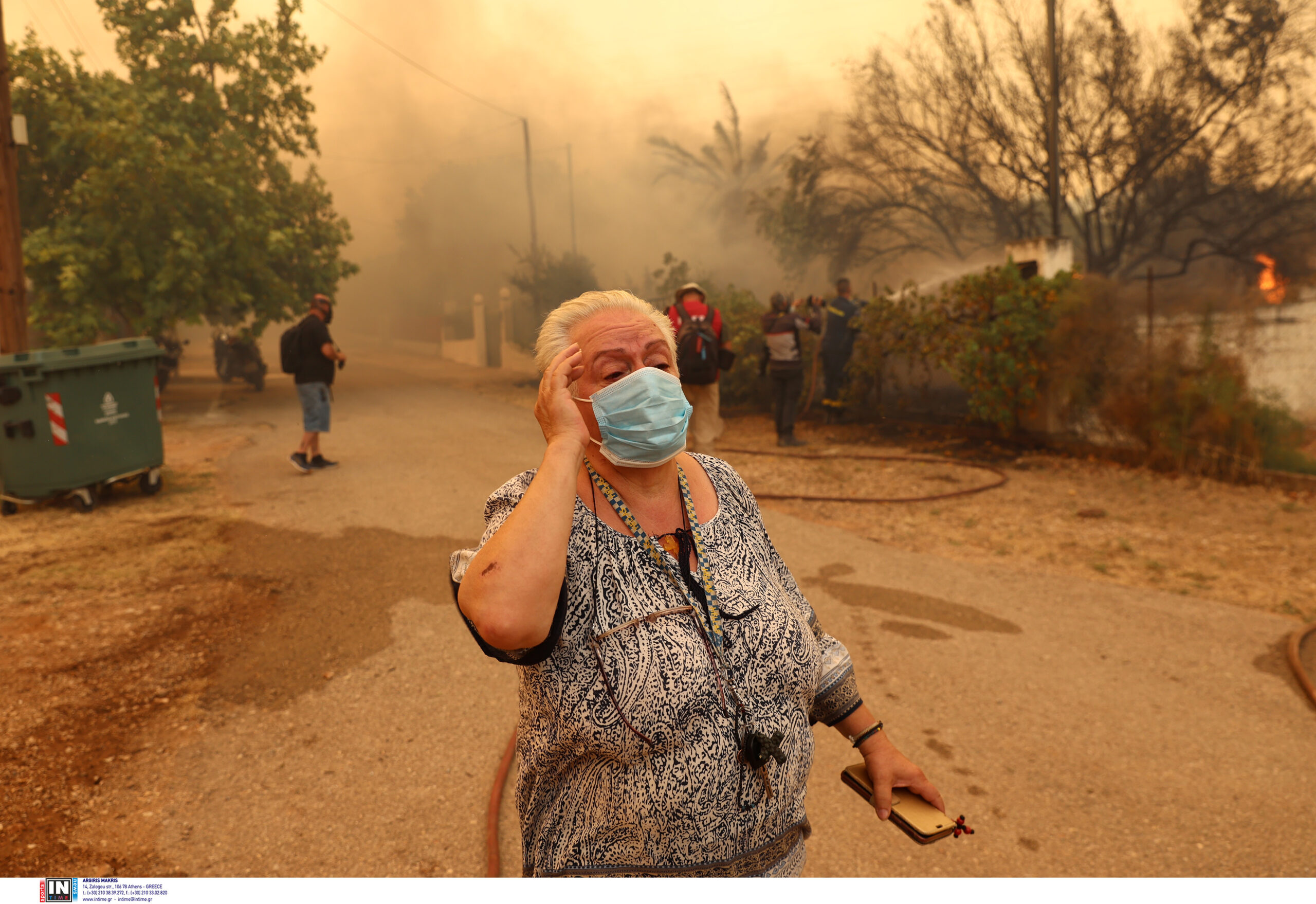 Πύρινος εφιάλτης στα Δερβενοχώρια: Άνθρωποι σε απόγνωση και πυροσβέστες που μάχονται με τις φλόγες – Δείτε εικόνες
