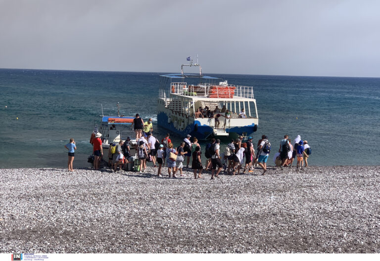 Live – Ανεξέλεγκτη η φωτιά στη Ρόδο – Απεγκλωβίστηκαν δια θαλάσσης 2.000 άτομα