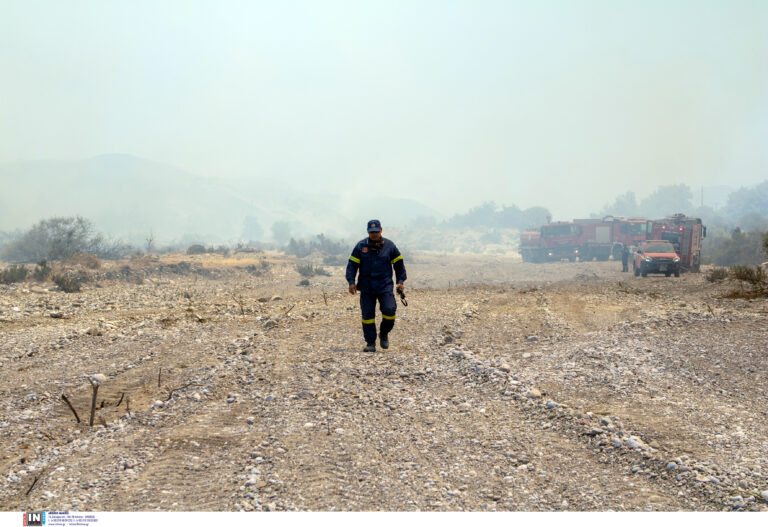 Σε πύρινο κλοιό για 8η μέρα η Ρόδος – Ύποπτος με μπιτόνι βενζίνης στον Μαλώνα