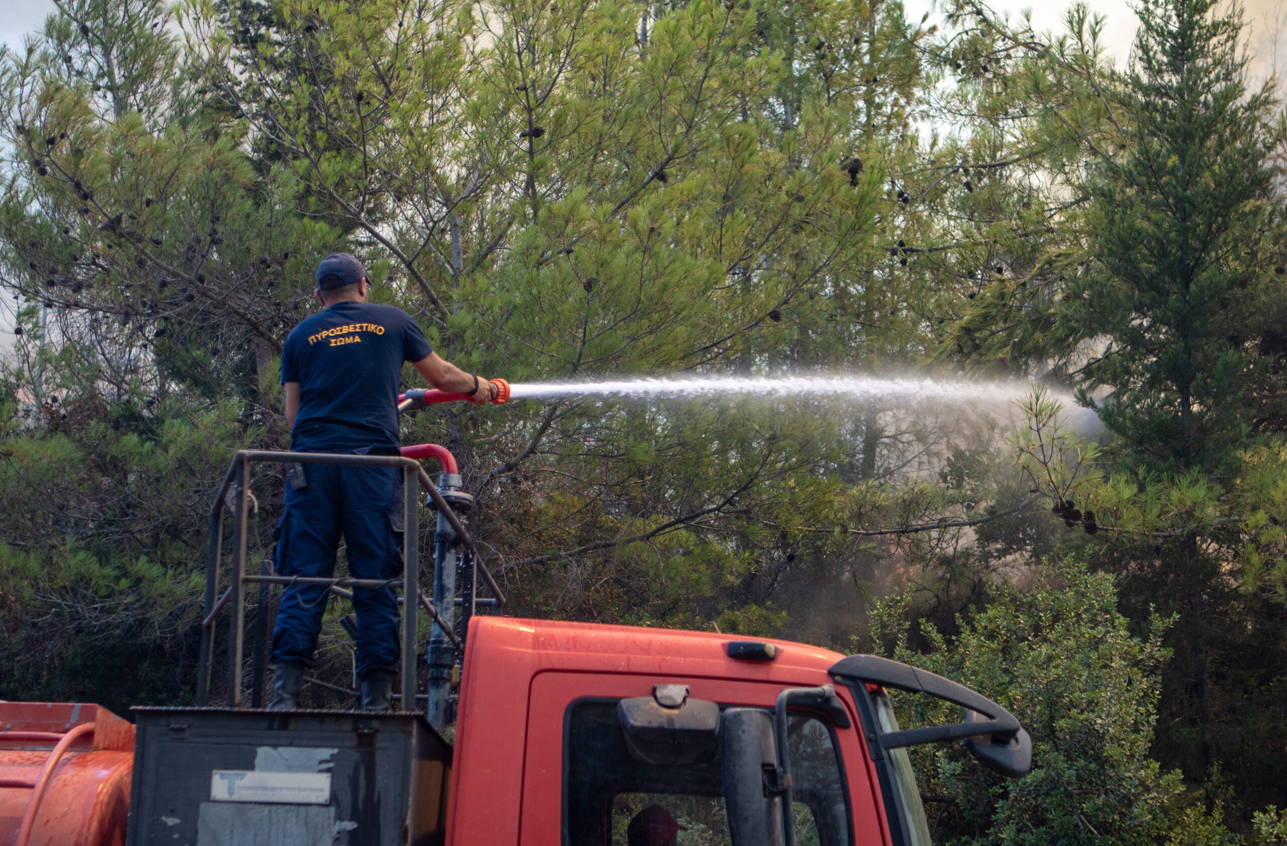 Πυρκαγιά στο Βελεστίνο: Πληροφορίες για τραυματισμό πυροσβέστη