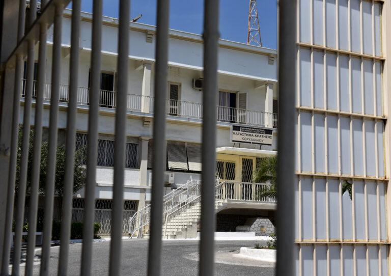 Έκτακτος έλεγχος στις φυλακές Κορυδαλλού – Κατασχέθηκαν μαχαίρια, κοντάρια και σουβλιά