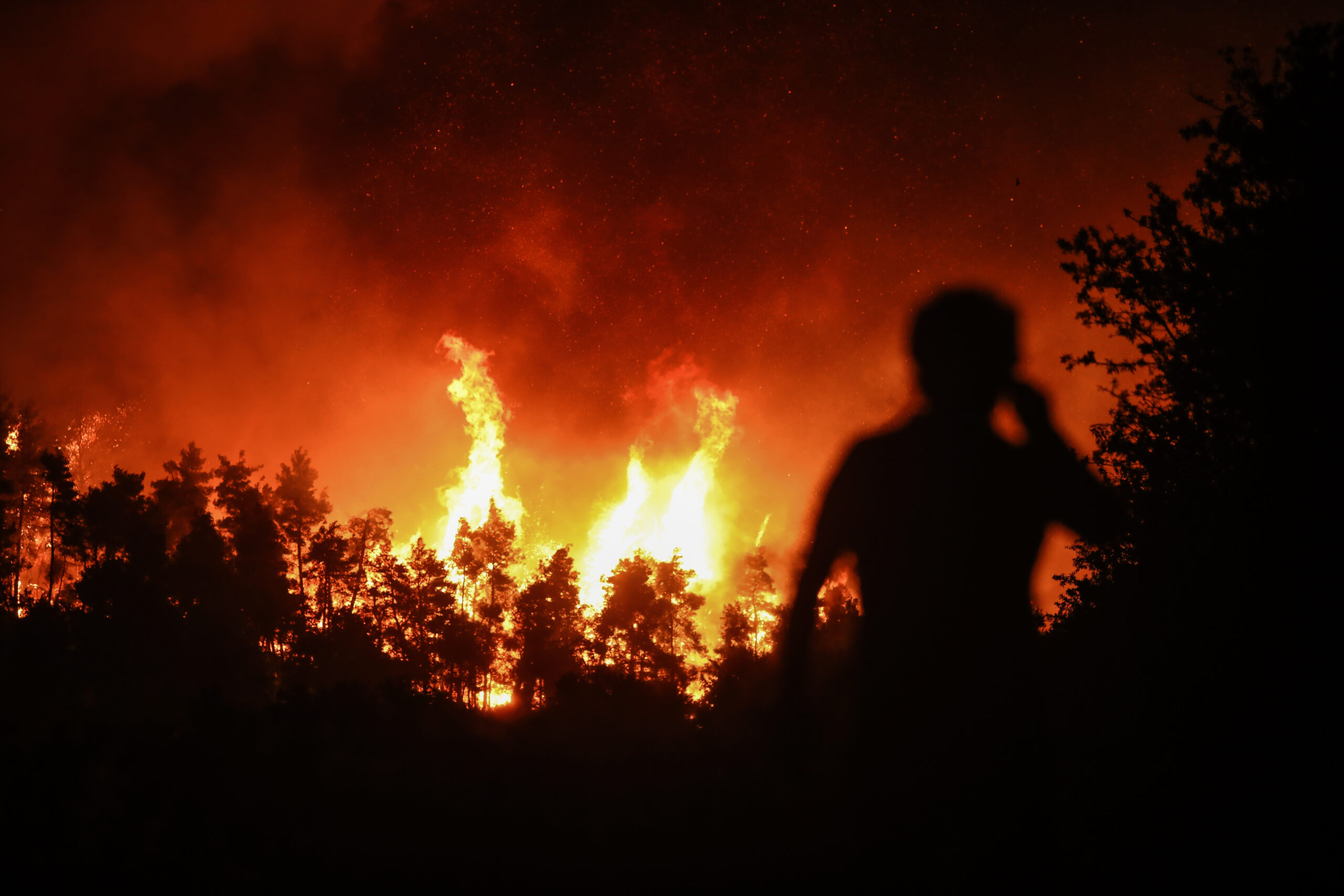 Μαίνεται το πύρινο μέτωπο στη Ρόδο: Περίπου 20 πυροσβέστες και εθελοντές εγκλωβίστηκαν μέσα στις φλόγες (video)