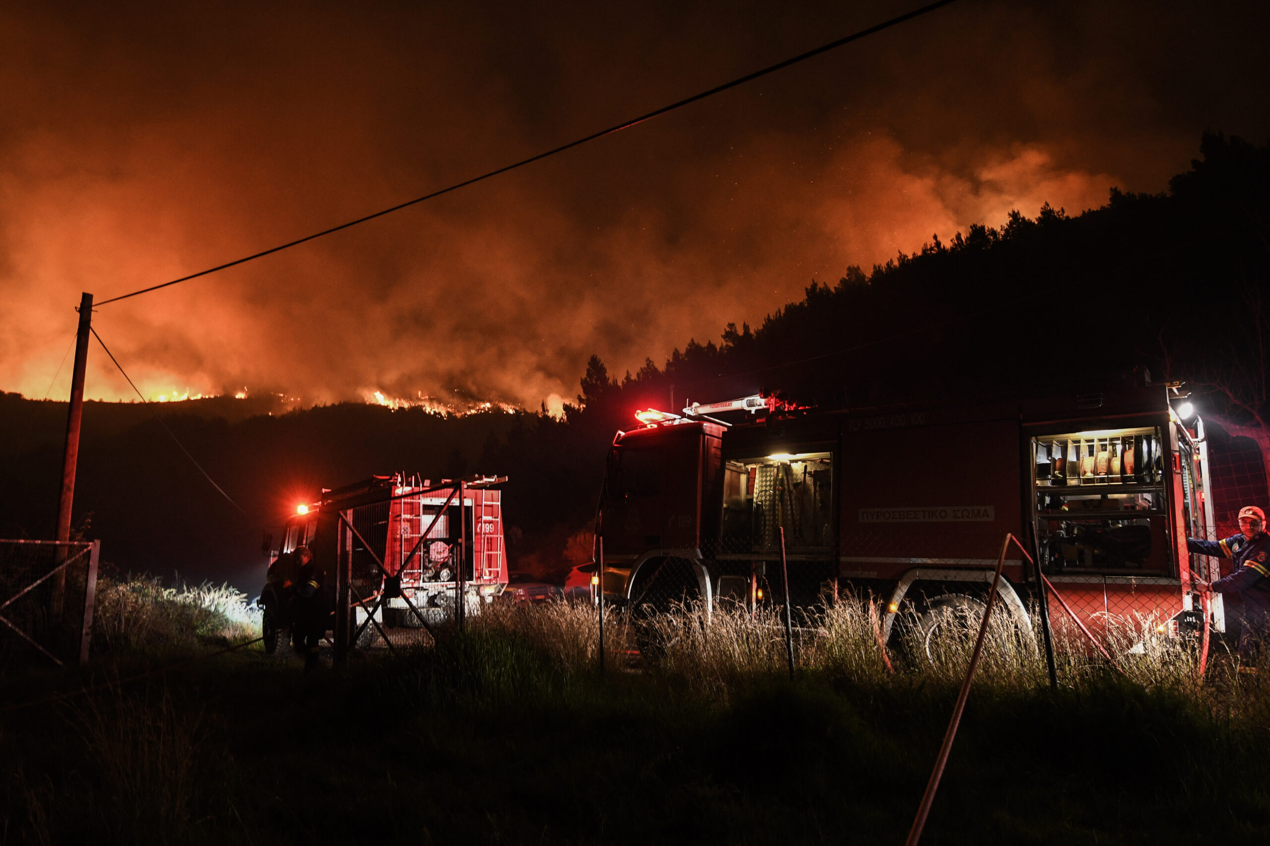 Πύρινος κλοιός χιλιομέτρων στην Άνω Βλυχάδα: Αγώνας να μην περάσουν οι φλόγες την Εθνική Οδό