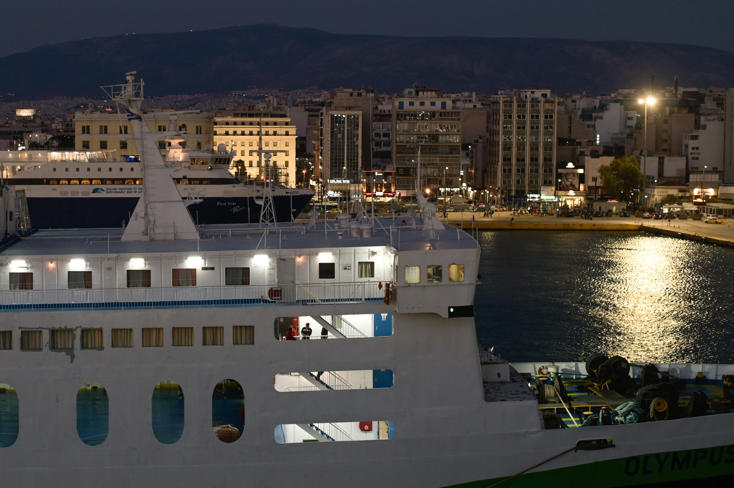Επιστρέφει πλοίο στο λιμάνι του Πειραιά, λόγω μηχανικής βλάβης