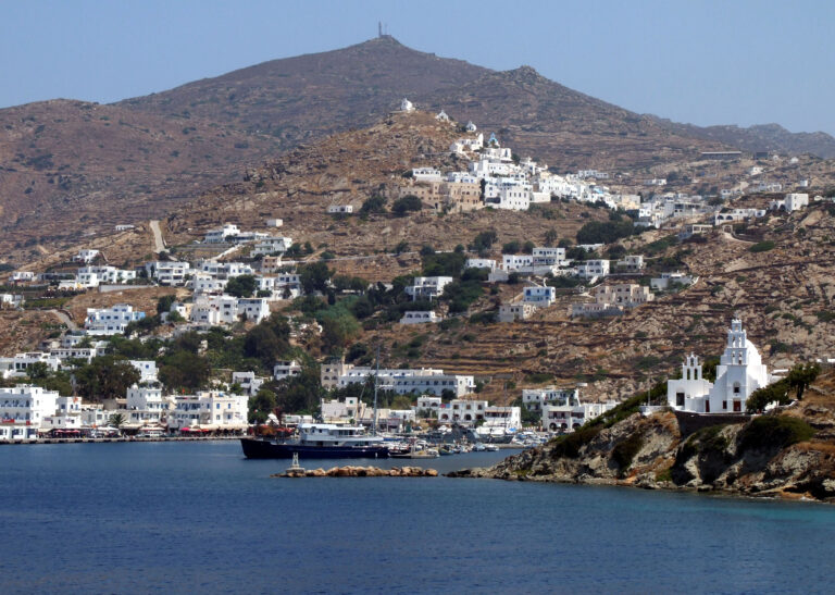 Στον Πειραιά για νεκροψία οι σοροί των δυο νεαρών Ιρλανδών που πέθαναν στην Ίο