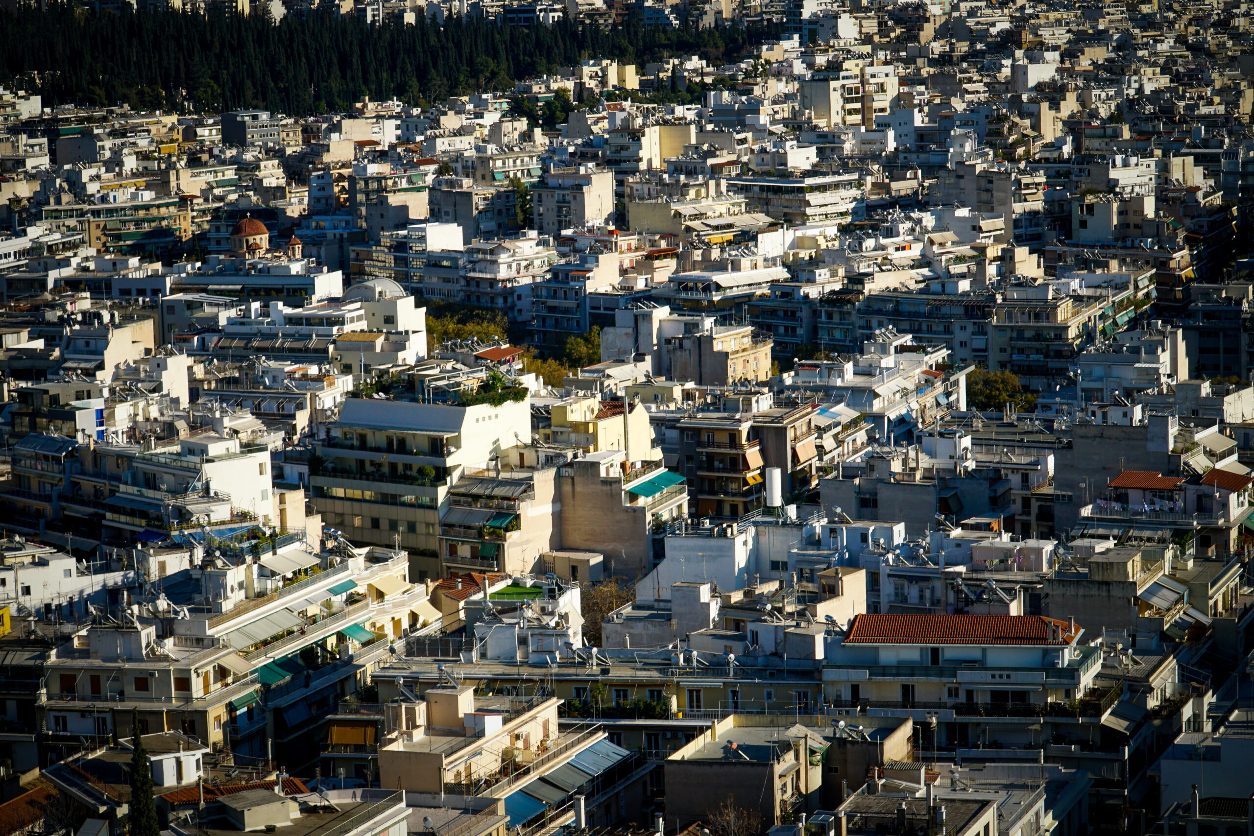 Πώς μια κατοικία μπορεί να γίνει πιο δροσερή: 3+1 τρόποι ενεργειακής αναβάθμισης