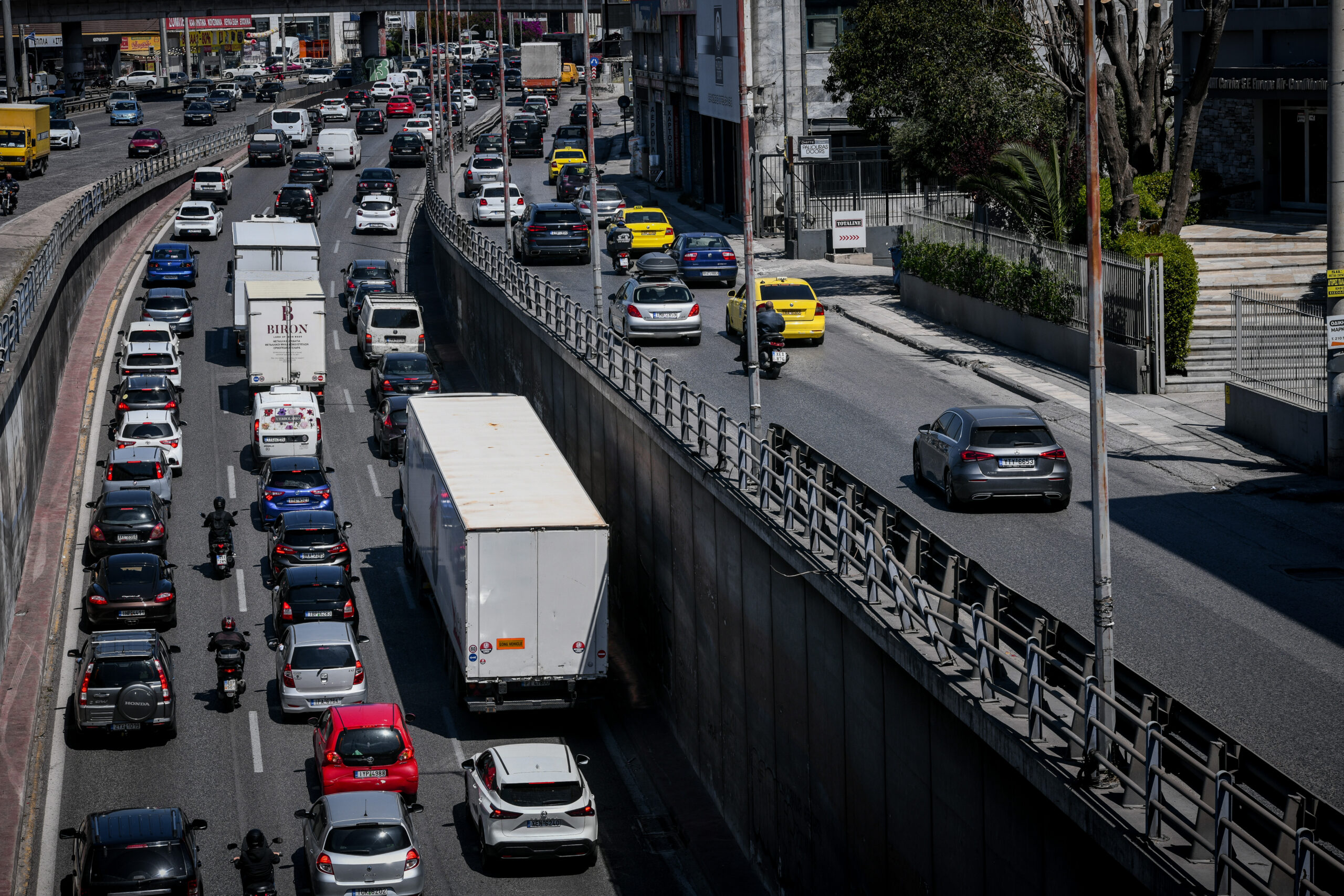 ΕΞΟΔΟΣ ΠΑΣΧΑ 2023 / ΑΥΞΗΜΕΝΗ ΚΙΝΗΣΗ ΣΤΗΝ ΕΘΝΙΚΗ ΟΔΟ ΑΘΗΝΩΝ - ΚΟΡΙΝΘΟΥ ΣΤΟΝ ΚΗΦΙΣΟ (ΤΑΤΙΑΝΑ ΜΠΟΛΑΡΗ / EUROKINISSI)