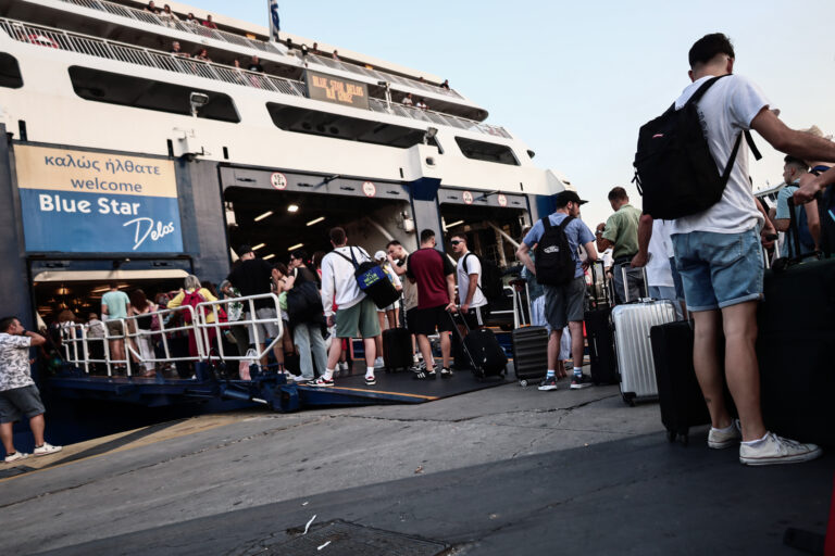 Διυπουργική σύσκεψη στο Μαξίμου με τους ακτοπλόους για τις αδικαιολόγητα υψηλές τιμές των εισιτηρίων των πλοίων