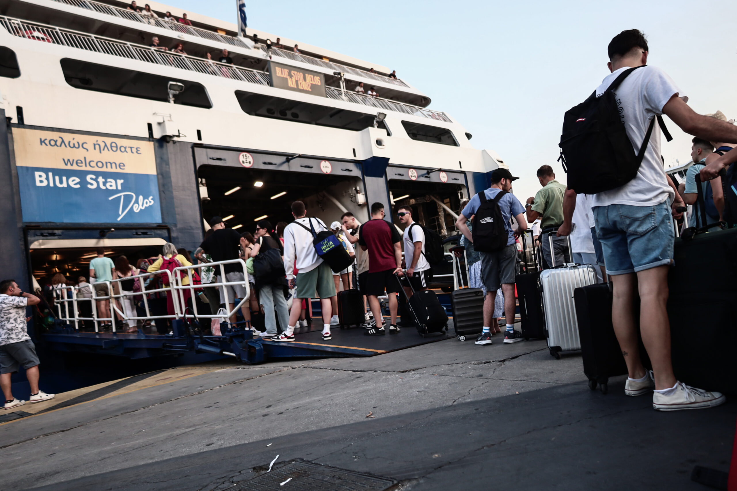 ΑΝΑΧΩΡΗΣΕΙΣ ΤΑΞΙΔΙΩΤΩΝ ΑΠΟ ΤΟ ΛΙΜΑΝΙ ΤΟΥ ΠΕΙΡΑΙΑ(ΚΩΣΤΑΣ ΤΖΟΥΜΑΣ/EUROKINISSI)
