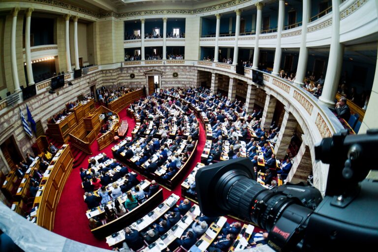 Η «Βαβέλ» της οκτακομματικής Βουλής – Οι θέσεις και οι «κόκκινες» γραμμές των πολιτικών σχηματισμών