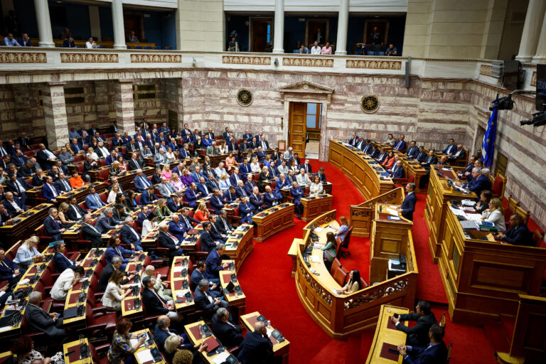 Στη Βουλή το νομοσχέδιο για την αύξηση μισθών στο Δημόσιο – Τι ισχύει με ΕΝΦΙΑ και market pass
