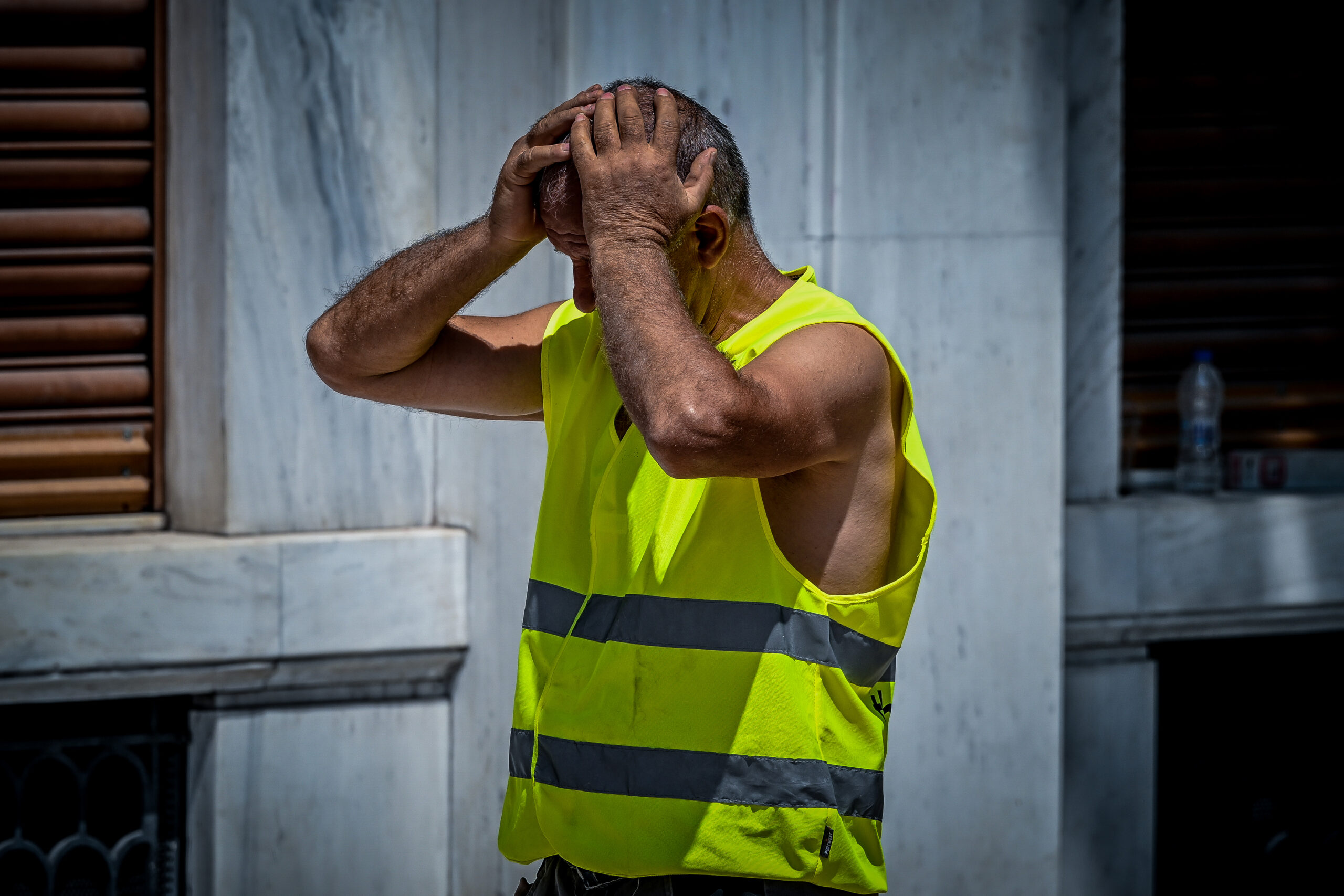 ΕΡΓΑΤΕΣ ΣΤΟΝ ΗΛΙΟ / ΑΘΗΝΑ ΖΕΣΤΗ ΚΑΥΣΩΝΑΣ (ΤΑΤΙΑΝΑ ΜΠΟΛΑΡΗ / EUROKINISSI)