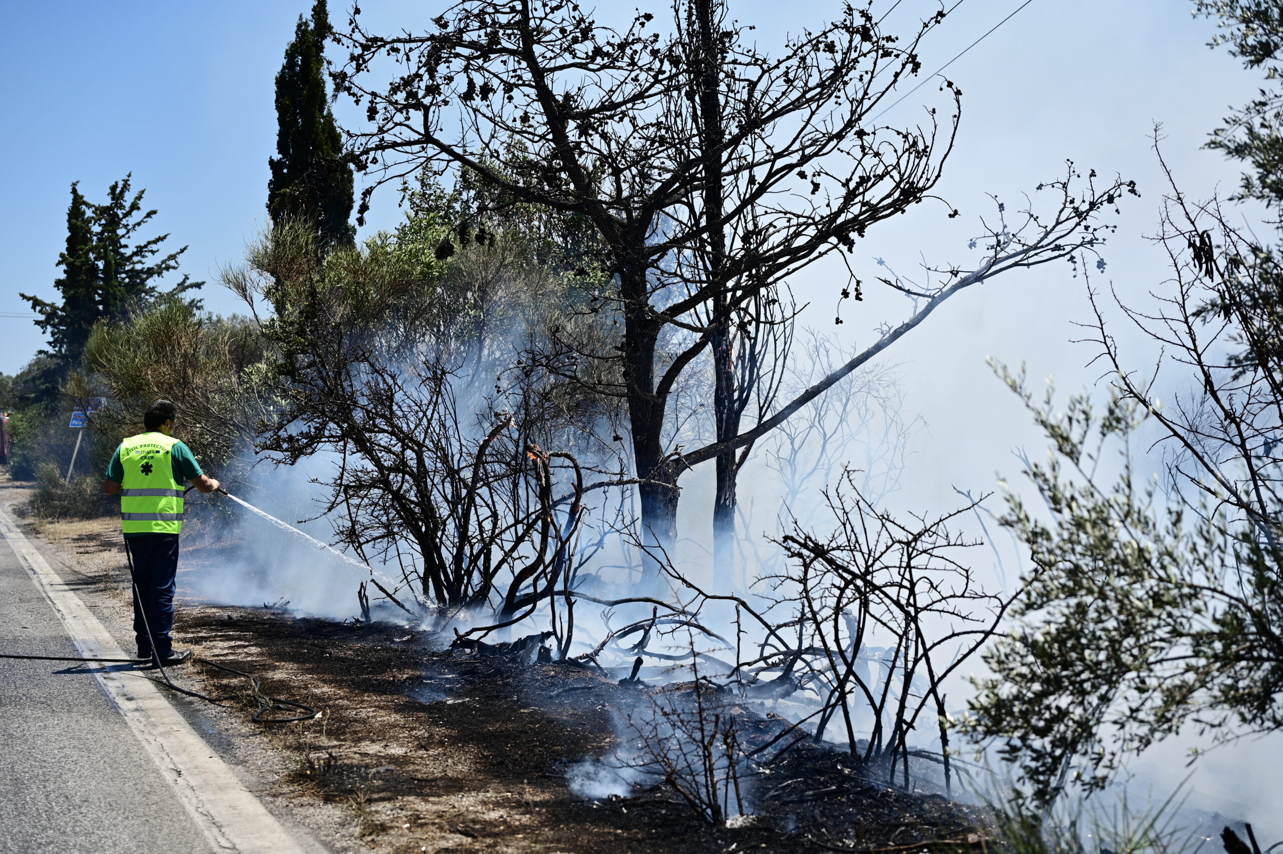 METEO: Εξαιρετικά δυσμενείς έως αργά το απόγευμα οι καιρικές συνθήκες στην πυρκαγιά στον Κουβαρά