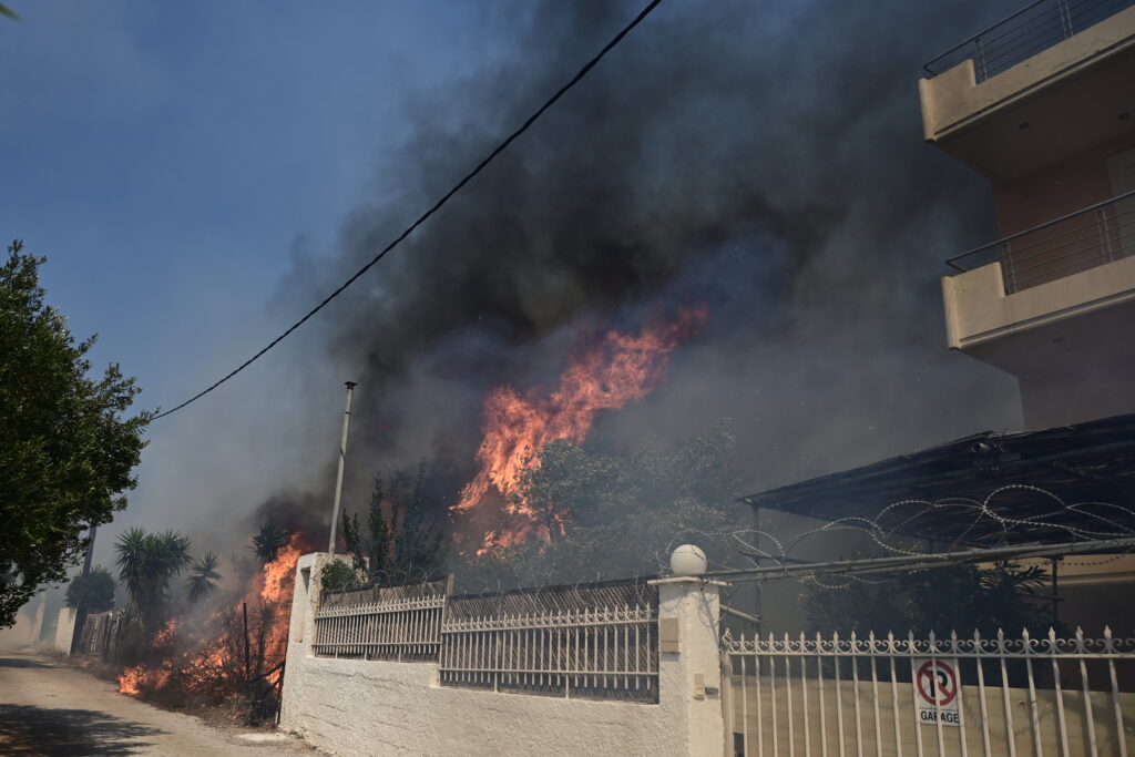 Live – Φωτιά στον Κουβαρά: Συνεχείς αναζωπυρώσεις στη Σαρωνίδα – Κάηκαν σπίτια
