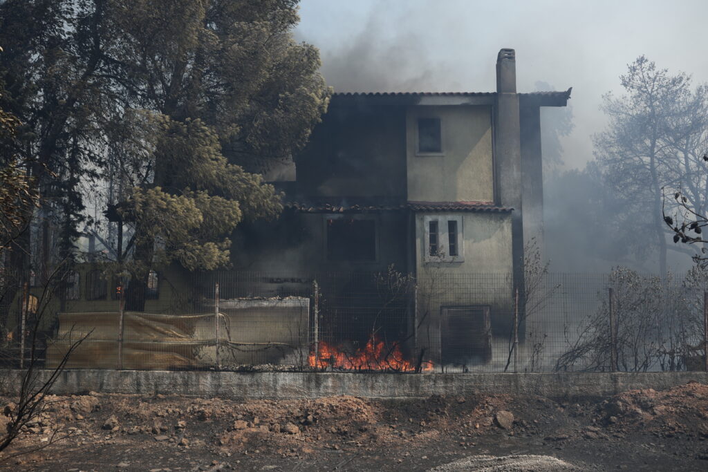 Live – Μαίνεται η φωτιά στον Κουβαρά: Mηνύματα 112 για εκκένωση από Λαγονήσι, Σαρωνίδα, Ανάβυσσο, καίγονται σπίτια – Μποτιλιάρισμα στην παραλιακή