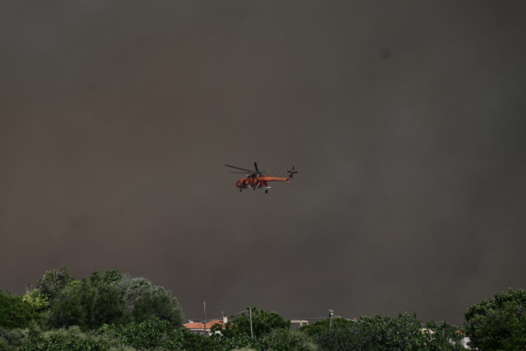 Σε πύρινο κλοιό η χώρα: Μαίνονται οι πυρκαγιές σε Κουβαρά, Λουτράκι, Αχαΐα, Βοιωτία