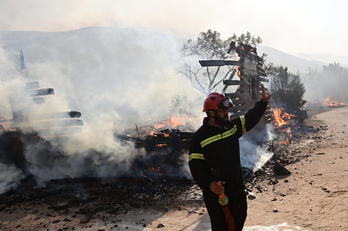 ΣΥΡΙΖΑ – Καλπάκης: Η σκέψη μας είναι στους κατοίκους και όσους δίνουν την υπεράνθρωπη μάχη με τις φλόγες