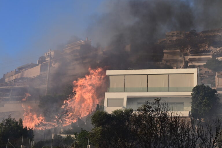 Φωτιά στον Κουβαρά: Συνεχείς αναζωπυρώσεις στη Σαρωνίδα – Κάηκαν σπίτια