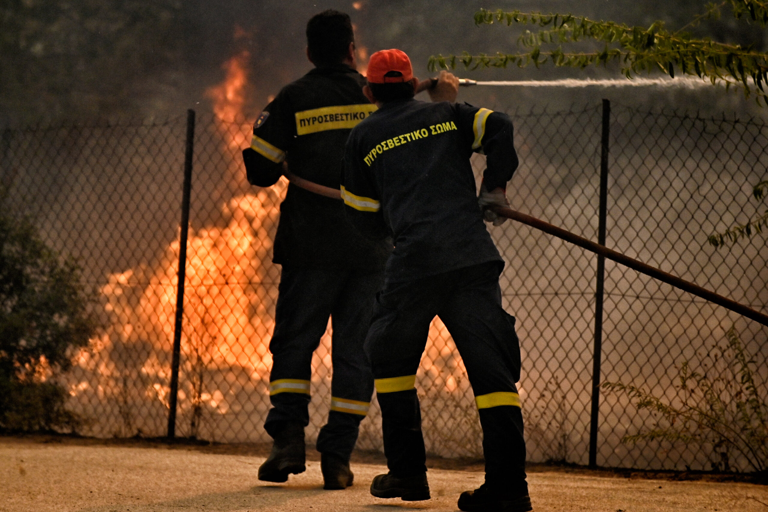 Βελτιωμένη η κατάσταση στην Οινόη – Παραμένει ο κίνδυνος αναζωπύρωσης