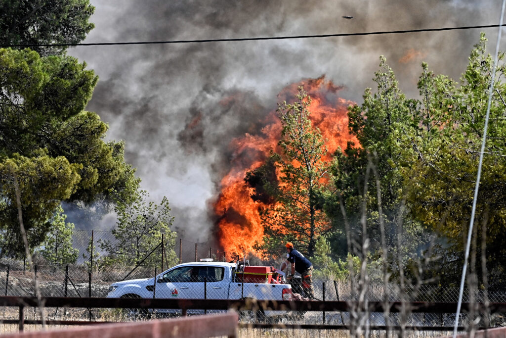 «Μάχη» με τις φλόγες στο Λουτράκι: Μέτωπο χιλιομέτρων κατακαίει δίπλα στην Εθνική Οδό – Στάχτες μόνιμες κατοικίες και εξοχικά