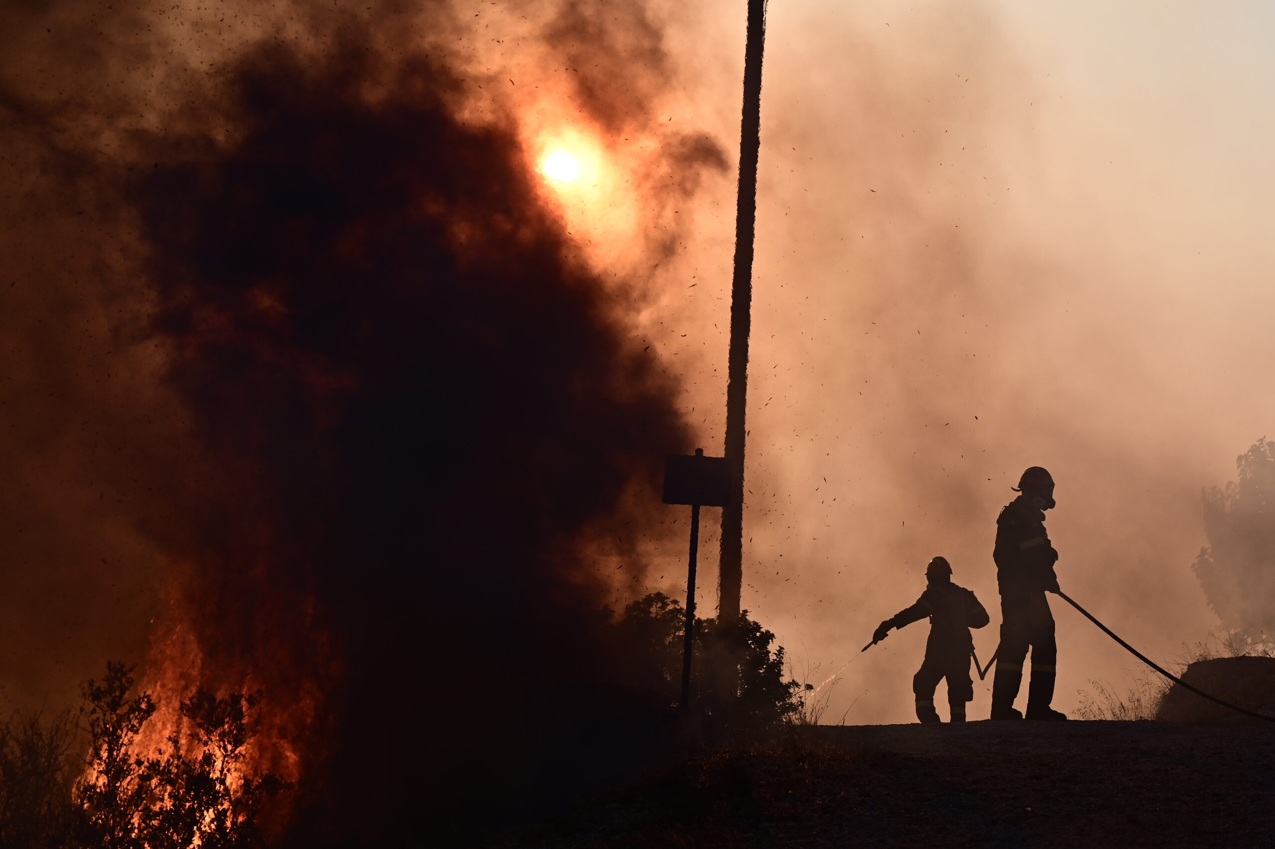 Δήμαρχος Σαρωνίδας: Έχουν καεί σπίτια – Η χειρότερη καταστροφή που έχει συμβεί την τελευταία δεκαετία