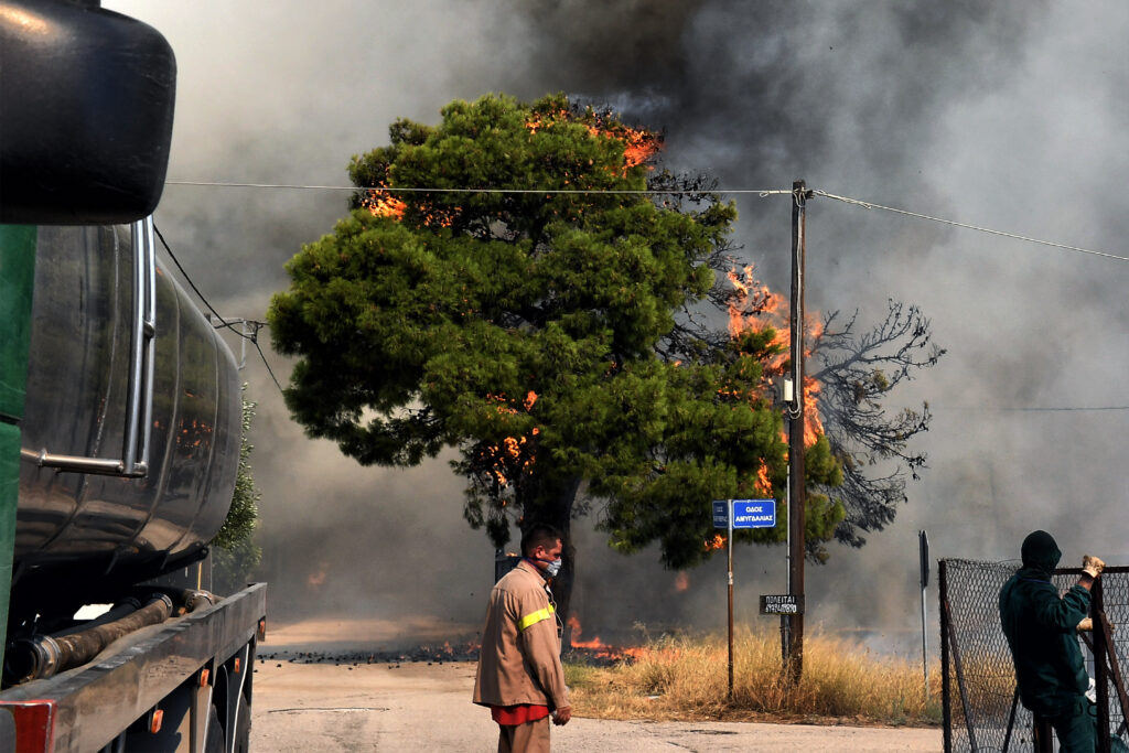 «Μάχη» με τις φλόγες στο Λουτράκι: Μέτωπο χιλιομέτρων κατακαίει δίπλα στην Εθνική Οδό – Στάχτες μόνιμες κατοικίες και εξοχικά