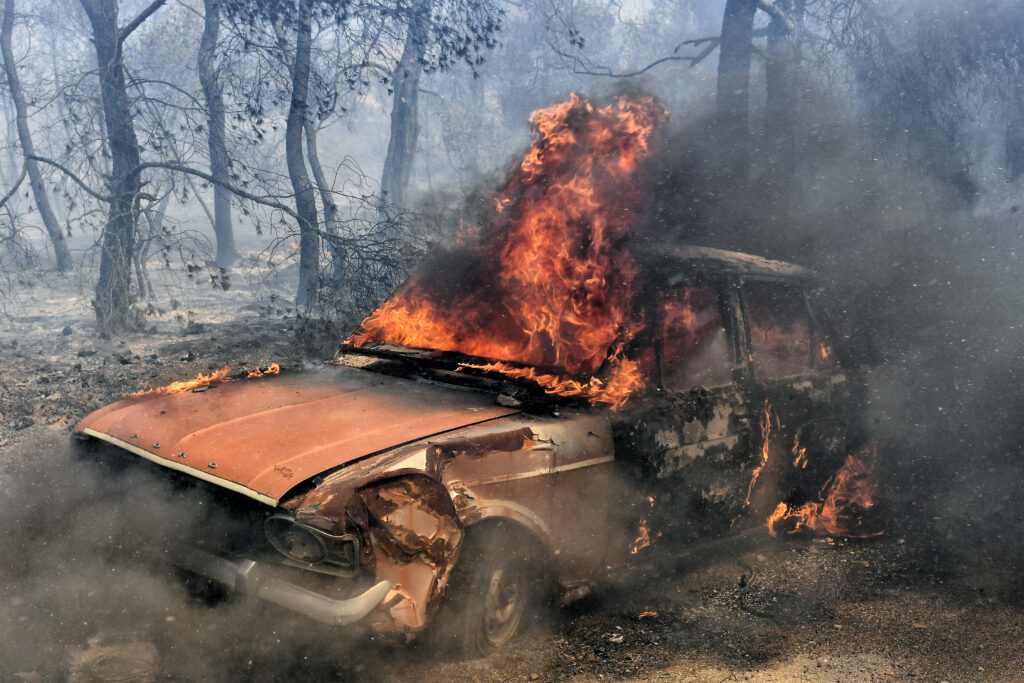 «Μάχη» με τις φλόγες στο Λουτράκι: Μέτωπο χιλιομέτρων κατακαίει δίπλα στην Εθνική Οδό – Στάχτες μόνιμες κατοικίες και εξοχικά