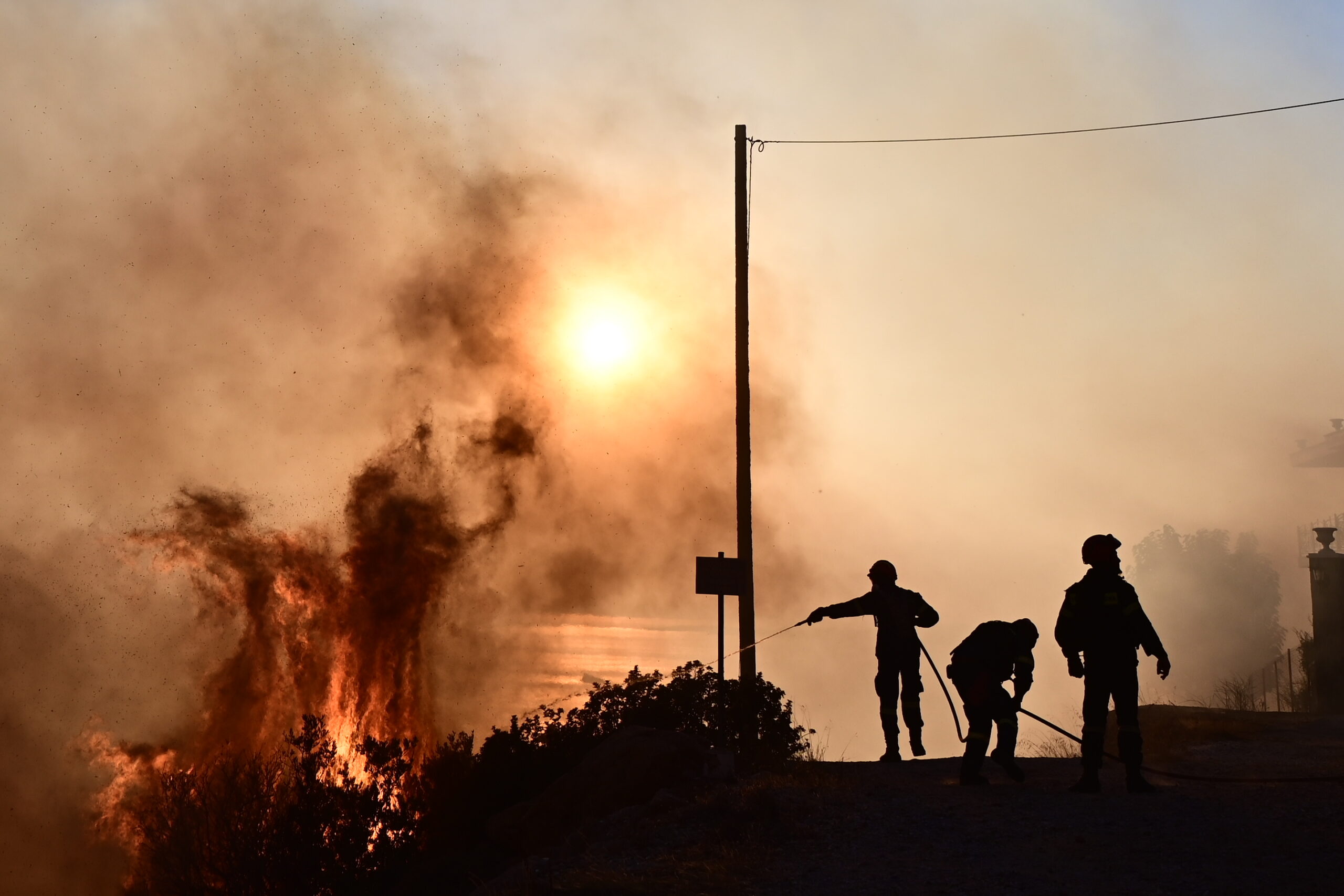 Πυρκαγιές: Αλυσίδα στήριξης στο Εθελοντικό Συντονιστικό Κέντρο – Πώς να βοηθήσουμε