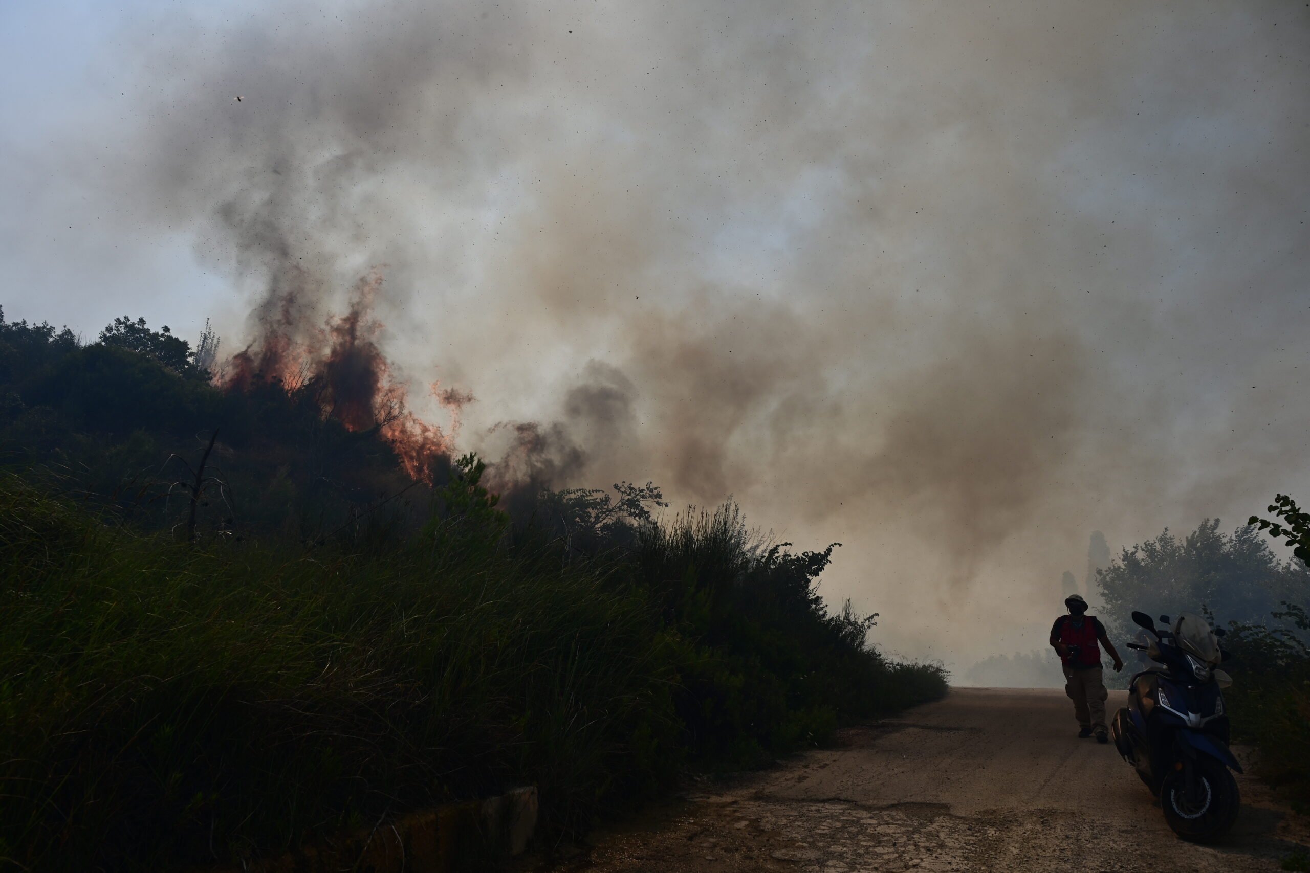 Πυρκαγιά στα Δερβενοχώρια: Αποκαταστάθηκε η κυκλοφορία στην παλαιά εθνική οδό Ελευσίνας – Θηβών — Απαγόρευση για τα βαρέα οχήματα