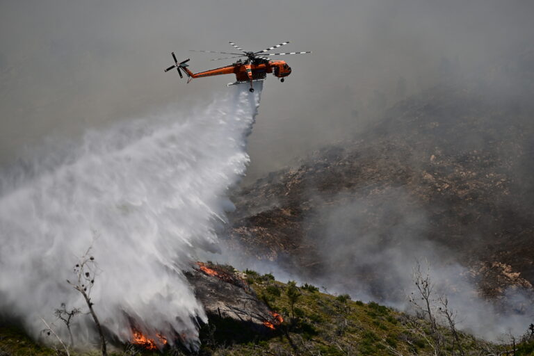 Μαίνεται η φωτιά στην Οινόη, ισχυροί άνεμοι δυσκολεύουν την κατάσβεση στα Δερβενοχώρια – Εκκένωσαν δύο οικισμούς στο Λουτράκι
