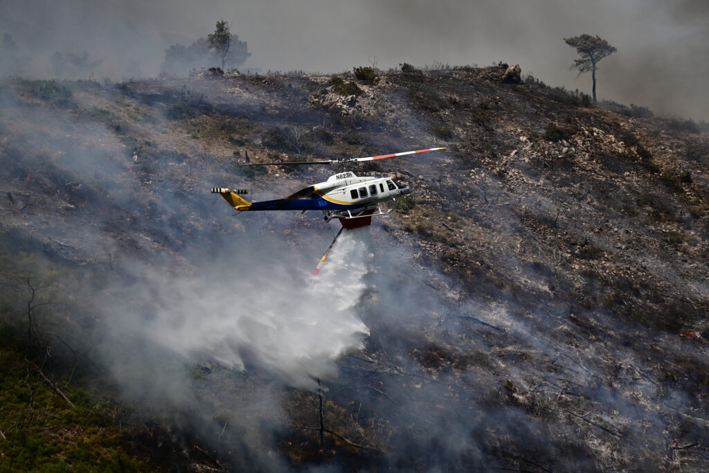 Live: Σκληρή μάχη με τις φλόγες στα Δερβενοχώρια, 112 για εκκένωση σε έξι οικισμούς – Φωτιά και στο Δαφνί — Όλα τα μέτωπα